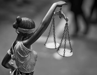 Υπερίσχυση των ειδικότερων διατάξεων του νόμου 4072/2012 έναντι του άρθρου 771 ΑΚ ως προς τον αποκλεισμό εταίρου ΟΕ- Η ποινική διάσταση